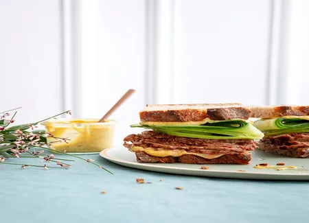 Sandwich club décadent au pastrami de veau