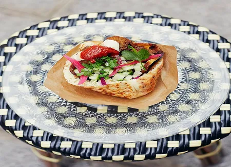 Sandwich falafels, pickles, sauce tahini