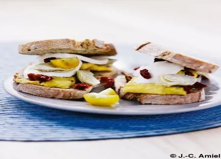 Sandwichs à l'omelette, basilic et petits coeurs d'artichauts