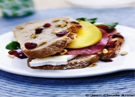 Sandwichs au brie de meaux, mangue et pignons