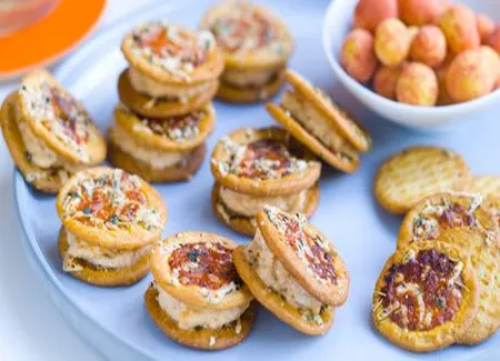 Sandwichs de crackers goût pizza à la ricotta