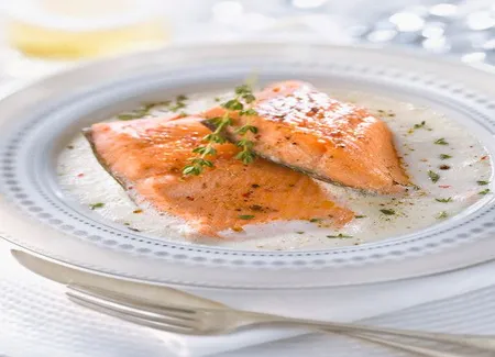 Saumon à la sauce tomate et basilic