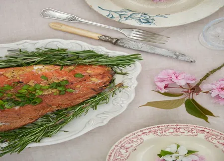 Saumon cuit sur bois de cèdre, sauce soja et gingembre