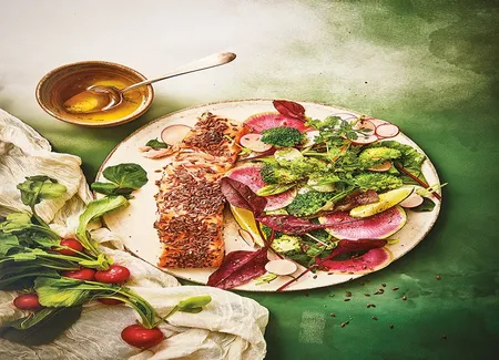 Saumon en croûte de lin et salade croquante