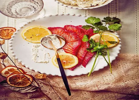 Saumon en gravlax, betterave et chantilly au citron