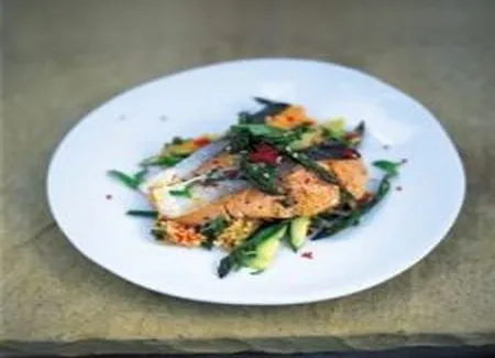 Saumon frit croustillant avec bouillon de légumes du printemps