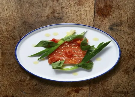 Saumon gravlax, poireaux et oseille