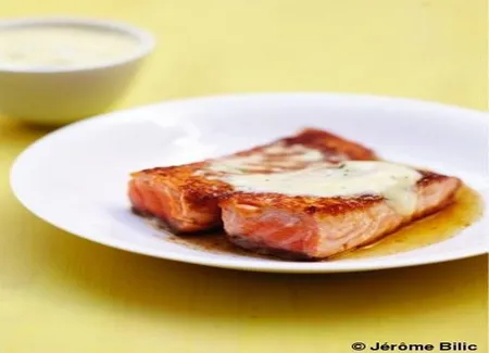 Saumon grillé au miel, sauce hollandaise à l'aneth