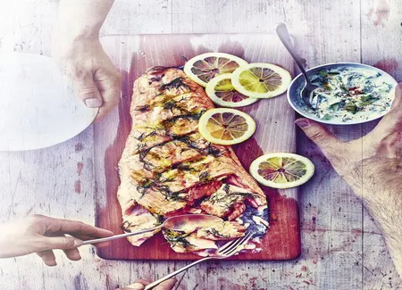 Saumon grillé sur une planche de cèdre
