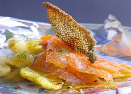 Saumon mariné et peau croustillante, pommes de terre brûlantes