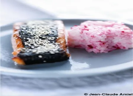 Saumon rôti au nori, riz gluant à la betterave