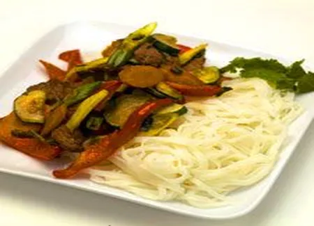 Sauté de boeuf gingembre sur nouilles de riz