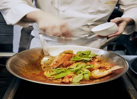Sauté de crevettes bleues à la confiture de piments et au basilic thaï
