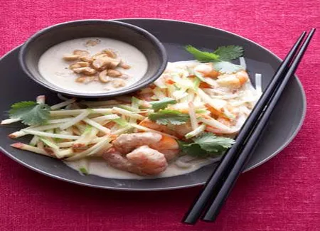 Sauté de crevettes, nouilles et pommes