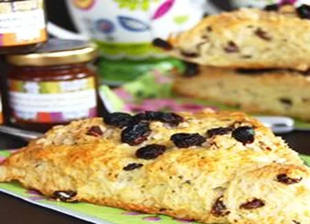Scones aux thé, raisins et noix