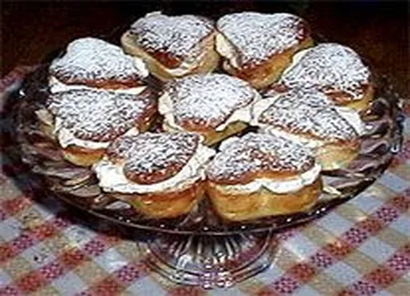 Semla pain au lait à la crème et à la pâte d'amandes