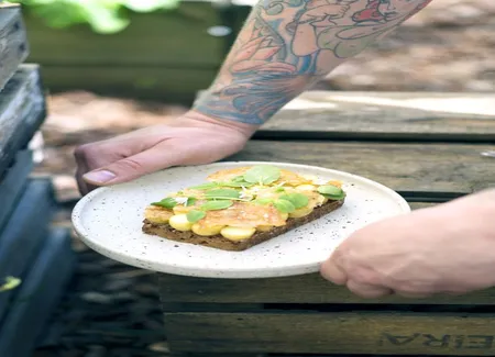 Smørrebrøds pommes de terre, cresson et peau de poulet