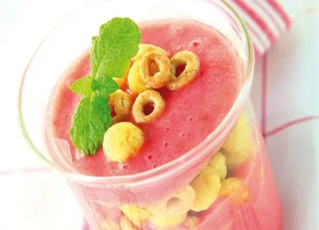 Smoothie aux fruits, croustillant de céréales au miel