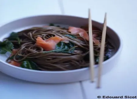 Soba au saumon et pousses d'épinards