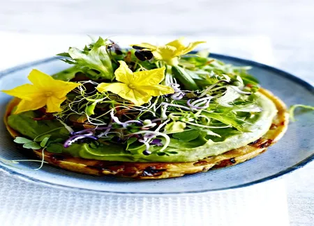 Socca de fleurs d'été à l'avocat