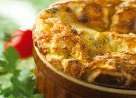 Soufflé au roquefort, ricotta et raisins secs