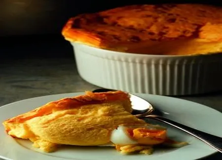 Soufflé au fromage et aux oeufs pochés