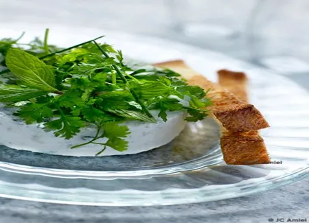 Soufflé glacé au roquefort, salade d'herbes et brioche toastée