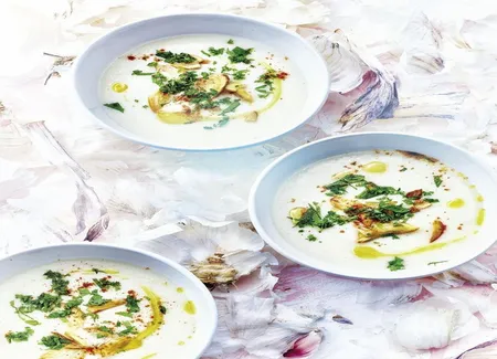 Soupe à l'ail, aux amandes et au pain
