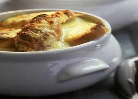 Soupe à l'oignon gratinée au gruyère