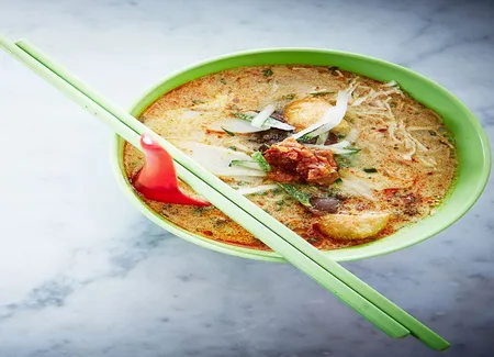 Soupe au lait de coco, à l'oeuf et au tofu (laksa nyonya)