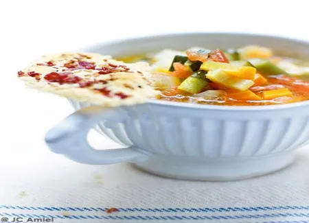 Soupe au pistou, tuiles de grana padano
