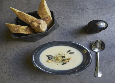 Soupe blanche chou-fleur, céleri-rave et panais