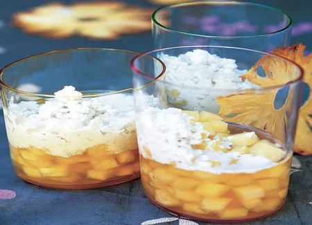 Soupe d'ananas à la menthe, granité coco et tuiles d'ananas