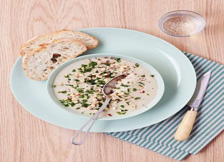 Soupe d'artichaut, persil et noisettes