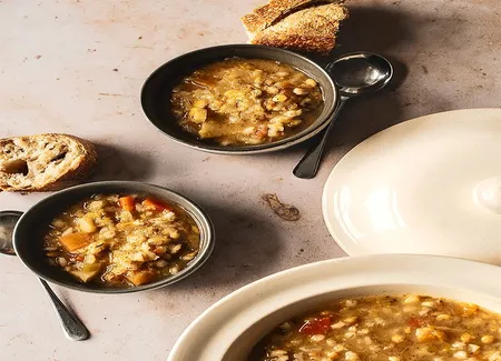 Soupe d'hiver au chou kale, carotte, poireau, et légumineuses