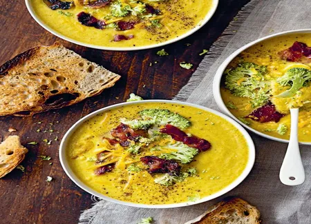 Soupe de brocoli, cheddar et chips de poitrine fumée