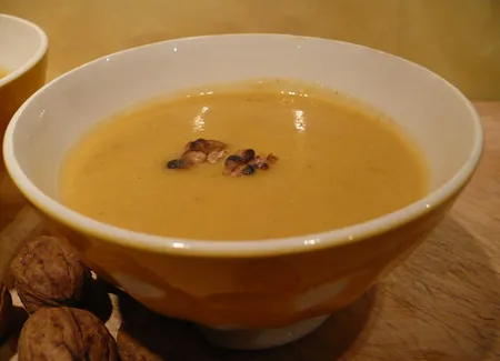 Soupe de céleri-rave aux noix grillées