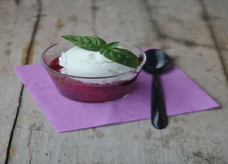 Soupe de cerises et framboises à la citronnelle et au basilic