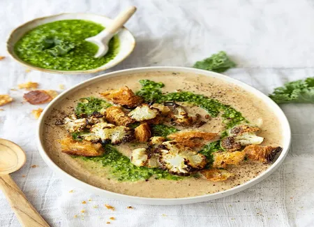 Soupe de chou-fleur rôti et pesto de kale
