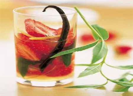 Soupe de fraises à la verveine-citronnelle