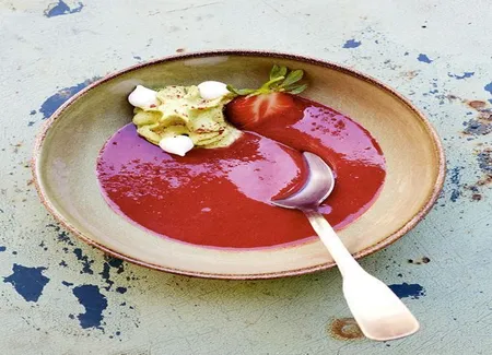 Soupe de fraises, chantilly au basilic, et huile d'olive