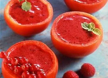 Soupe de fruits rouges à la tomate et au basilic