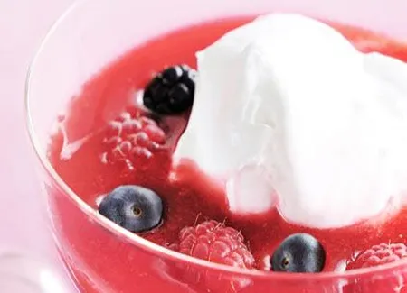 Soupe de fruits rouges meringuée