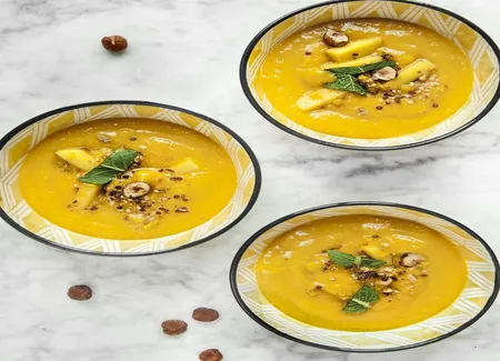 Soupe de mangue, pêche et dukkah