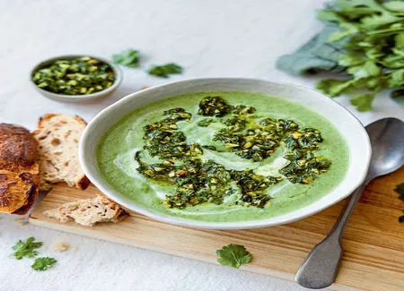 Soupe de navets, épinards et gremolata pistache