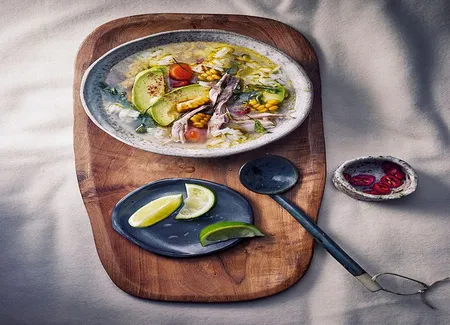 Soupe de poulet au riz et à l'avocat, citron vert et coriandre