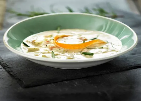 Soupe épicée au lait de coco et poulet