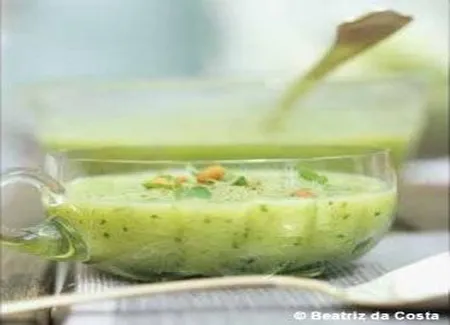 Soupe glacée de concombre aux pignons