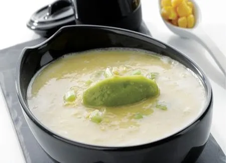 Soupe glacée de maïs aux saveurs guacamole
