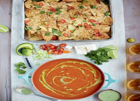 Soupe mexicaine à la tomate, nachos pimentés, légumes et feta